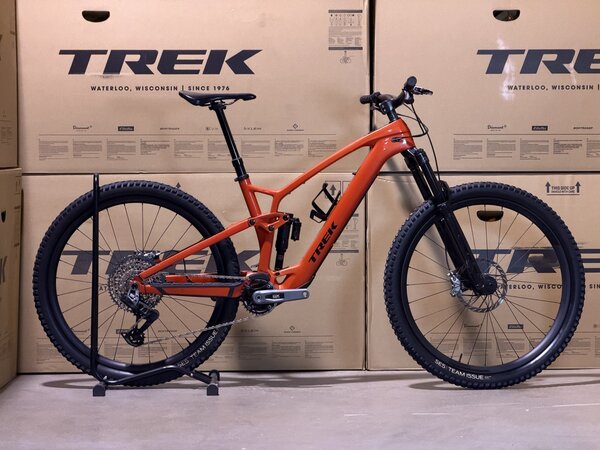 Testovaný elektrobicykel Trek Fuel EXe 9.8 GX AXS T-Type Lava 2024 T2