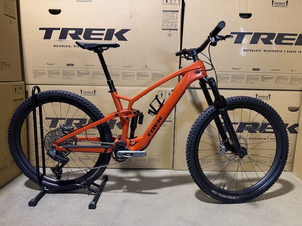 Testovaný elektrobicykel Trek Fuel EXe 9.8 GX AXS T-Type Lava 2024 T2