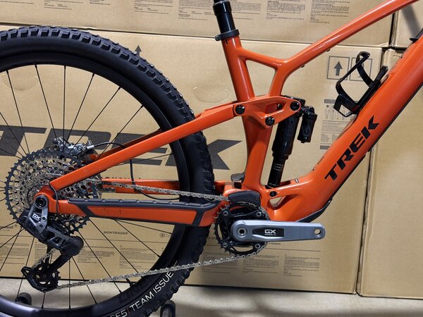 Testovaný elektrobicykel Trek Fuel EXe 9.8 GX AXS T-Type Lava 2024 T2