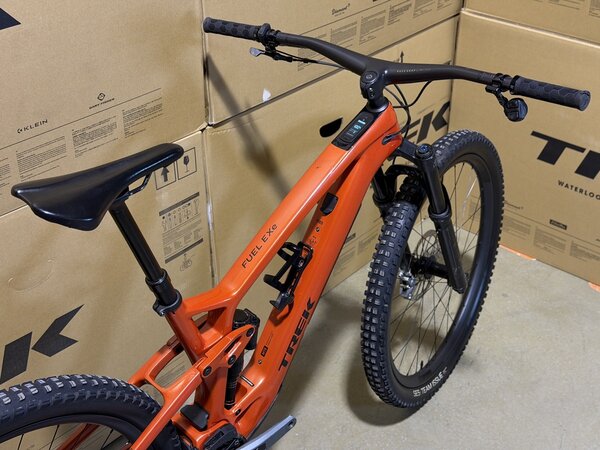 Testovaný elektrobicykel Trek Fuel EXe 9.8 GX AXS T-Type Lava 2024 T2
