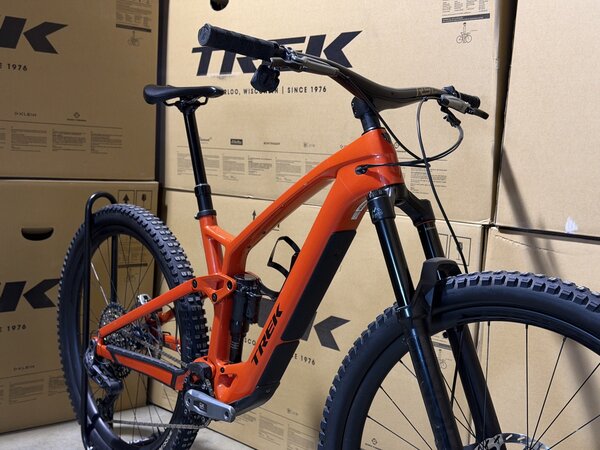 Testovaný elektrobicykel Trek Fuel EXe 9.8 GX AXS T-Type Lava 2024 T2