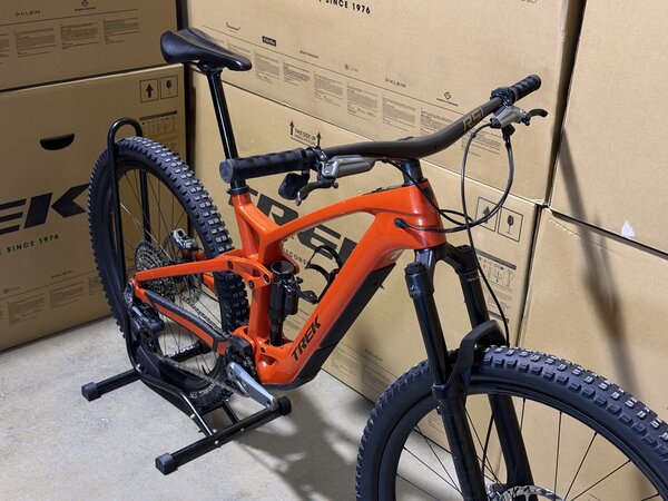 Testovaný elektrobicykel Trek Fuel EXe 9.8 GX AXS T-Type Lava 2024 T2