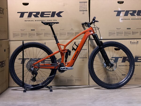 Testovaný elektrobicykel Trek Fuel EXe 9.8 GX AXS T-Type Lava 2024 T3