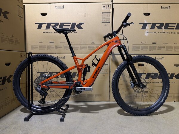 Testovaný elektrobicykel Trek Fuel EXe 9.8 GX AXS T-Type Lava 2024 T3