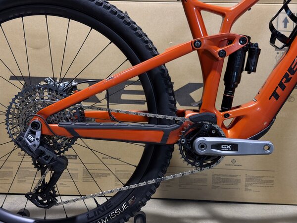 Testovaný elektrobicykel Trek Fuel EXe 9.8 GX AXS T-Type Lava 2024 T3