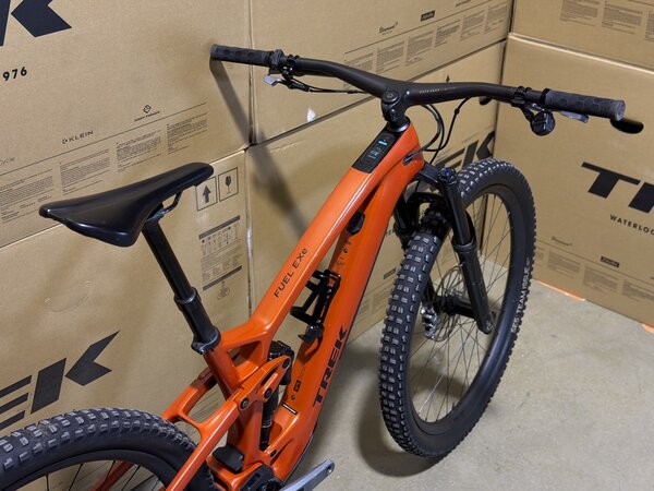 Testovaný elektrobicykel Trek Fuel EXe 9.8 GX AXS T-Type Lava 2024 T3