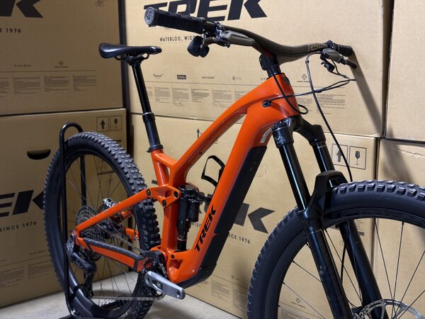 Testovaný elektrobicykel Trek Fuel EXe 9.8 GX AXS T-Type Lava 2024 T3