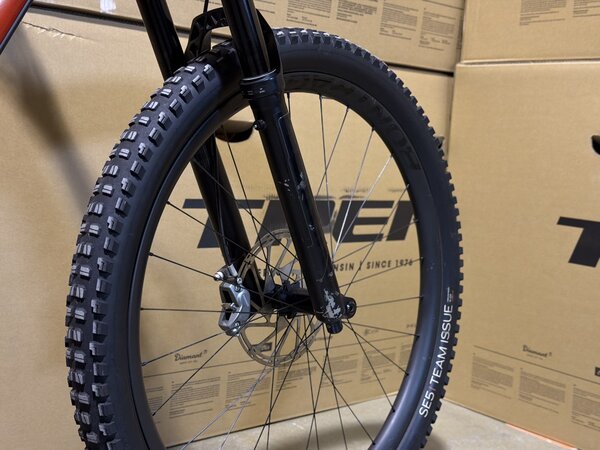 Testovaný elektrobicykel Trek Fuel EXe 9.8 GX AXS T-Type Lava 2024 T3