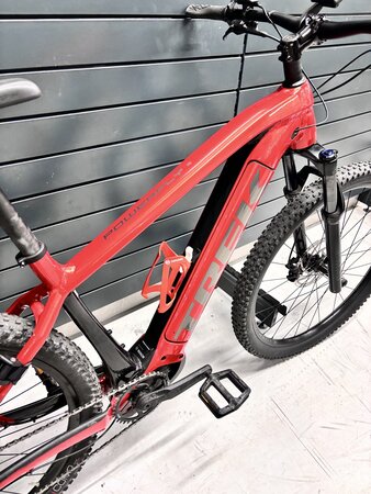 Testovaný elektrobicykel Trek Powerfly 5 Gen 4 Lava/Lithium Grey 2023