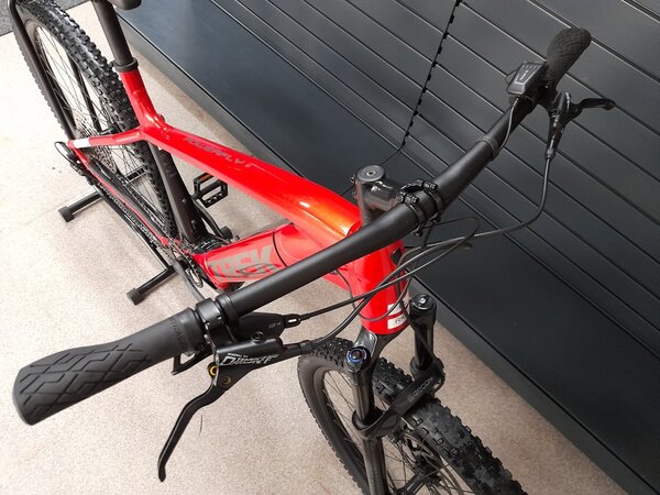 Testovaný elektrobicykel Trek Powerfly 5 Gen 4 Lava/Lithium Grey 2023 RK15