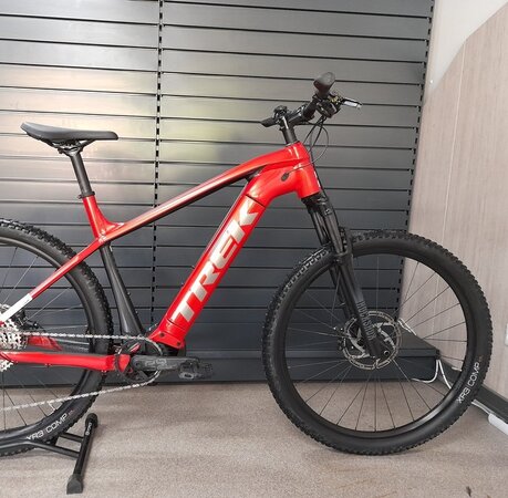 Testovaný elektrobicykel Trek Powerfly 5 Gen 4 Lava/Lithium Grey 2023 RK15