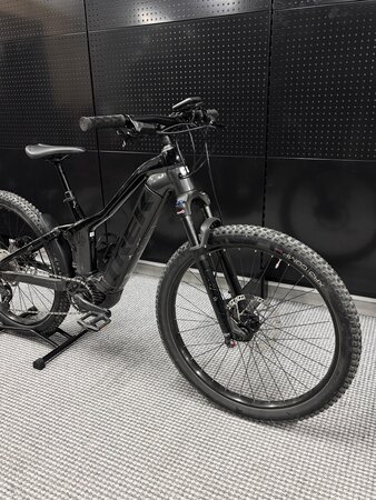 Testovaný Elektrobicykel Trek Powerfly FS 4 Matte Black/Gloss Black 2023