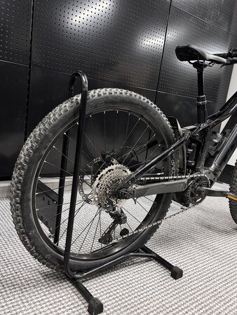 Testovaný Elektrobicykel Trek Powerfly FS 4 Matte Black/Gloss Black 2023