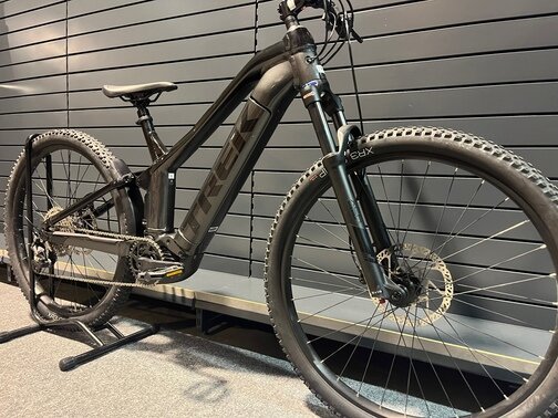 Testovaný bicykel Trek Powerfly FS 4 Matte Black/Gloss Black 2023