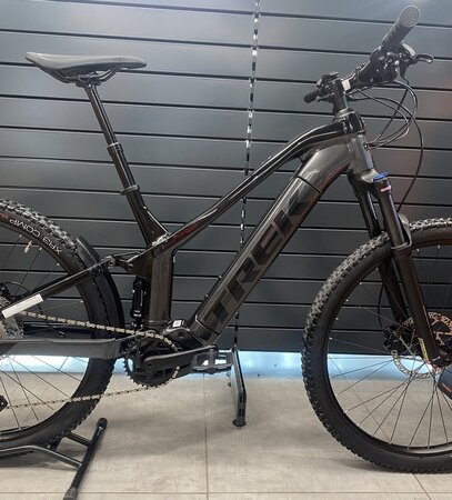 Testovaný elektrobicykel Trek Powerfly FS 4 Matte Black/Gloss Black 2023