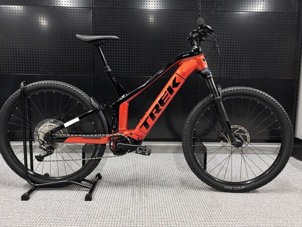 Testovaný elektrobicykel Trek Powerfly FS 4 Equipped Lava/Trek Black 2023
