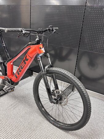 Testovaný elektrobicykel Trek Powerfly FS 4 Equipped Lava/Trek Black 2023