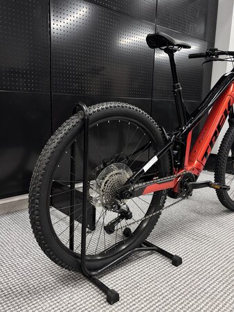 Testovaný elektrobicykel Trek Powerfly FS 4 Equipped Lava/Trek Black 2023