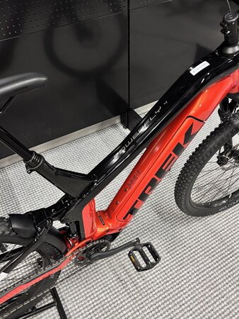 Testovaný elektrobicykel Trek Powerfly FS 4 Equipped Lava/Trek Black 2023