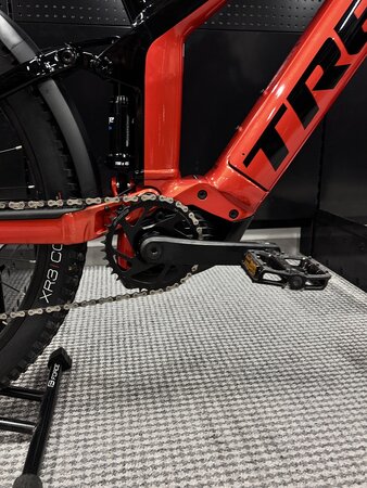 Testovaný elektrobicykel Trek Powerfly FS 4 Equipped Lava/Trek Black 2023