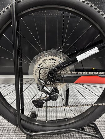 Testovaný elektrobicykel Trek Powerfly FS 4 Equipped Lava/Trek Black 2023