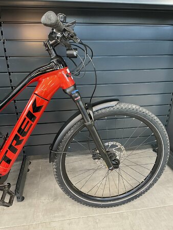 Testovaný Elektrobicykel Trek Powerfly FS 4 Lava/ Trek Black 2023 T