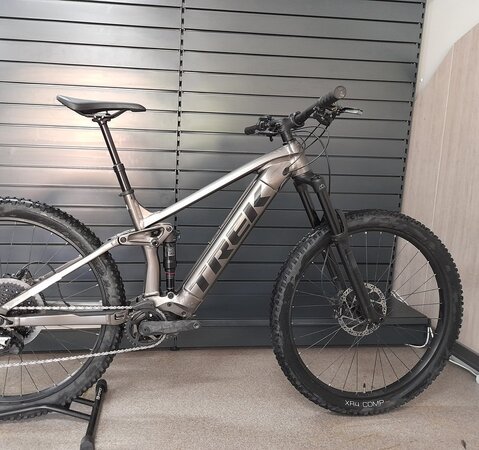 Testovaný Elektrobicykel Trek Rail 5 625W Gen 3 Mercury 2023