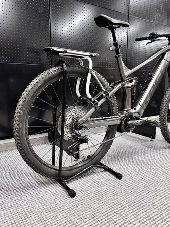 Jazdený elektrobicykel Trek Rail+ 5 Gen 3 Mercury 2024