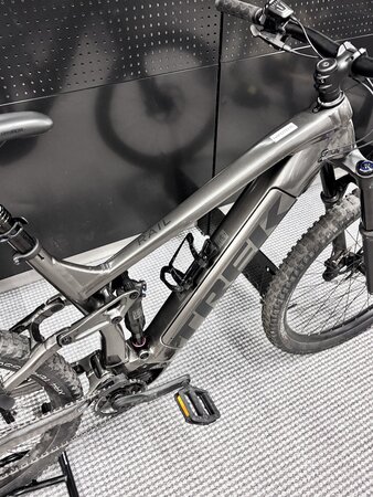 Jazdený elektrobicykel Trek Rail+ 5 Gen 3 Mercury 2024