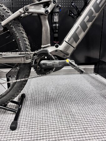 Jazdený elektrobicykel Trek Rail+ 5 Gen 3 Mercury 2024