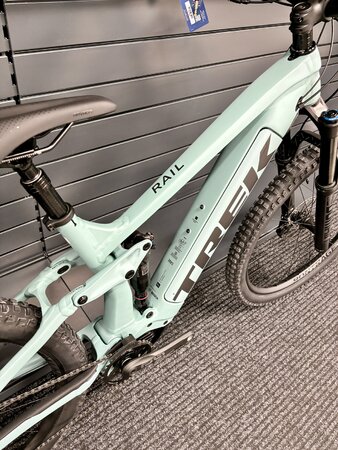 Testovaný elektrobicykel Trek Rail 7 Gen 3 Matte Blue Sage 2023