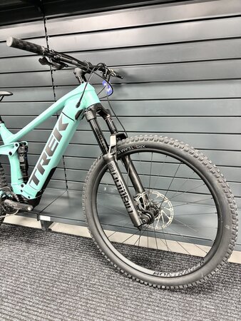 Testovaný elektrobicykel Trek Rail 7 Gen 3 Matte Blue Sage 2023
