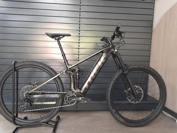 Testovaný elektrobicykel Trek Rail 9 GX Black Olive/Trek Black 2023