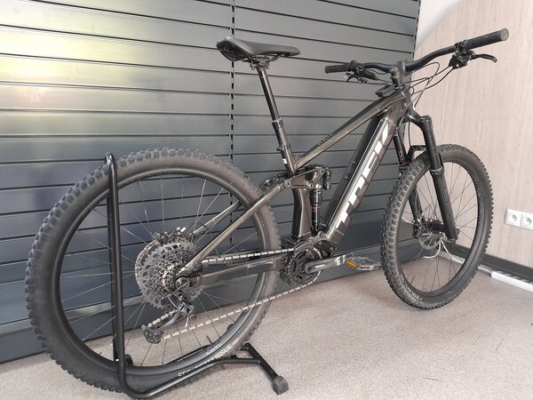 Testovaný elektrobicykel Trek Rail 9 GX Black Olive/Trek Black 2023