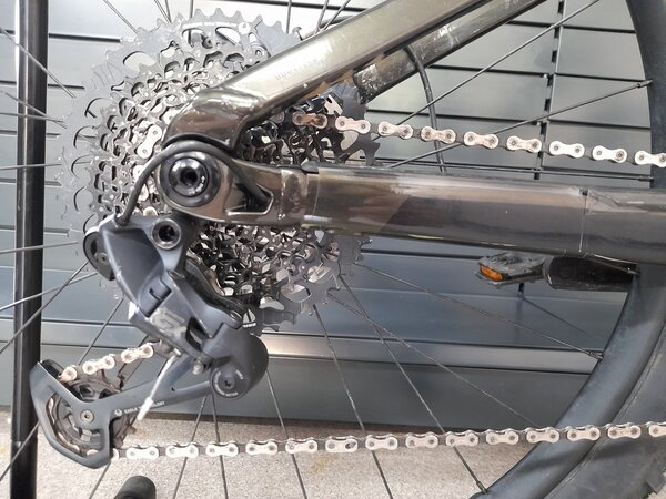 Testovaný elektrobicykel Trek Rail 9 GX Black Olive/Trek Black 2023