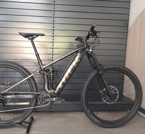 Testovaný elektrobicykel Trek Rail 9 GX Black Olive/Trek Black 2023