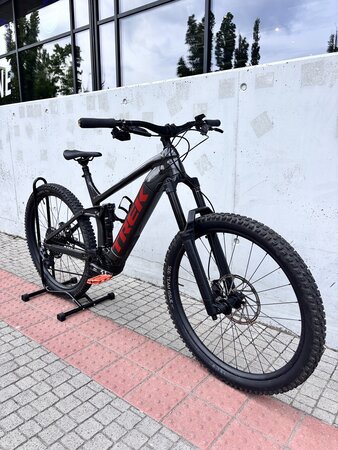 Testovaný elektrobicykel Trek Rail 9 GX AXS Gen 3 Matte Dnister Black 2023