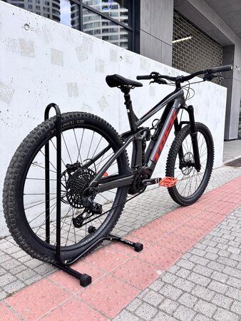 Testovaný elektrobicykel Trek Rail 9 GX AXS Gen 3 Matte Dnister Black 2023