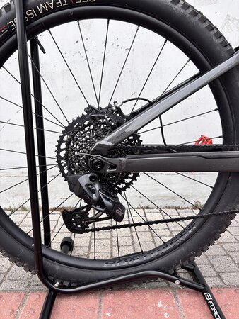 Testovaný elektrobicykel Trek Rail 9 GX AXS Gen 3 Matte Dnister Black 2023