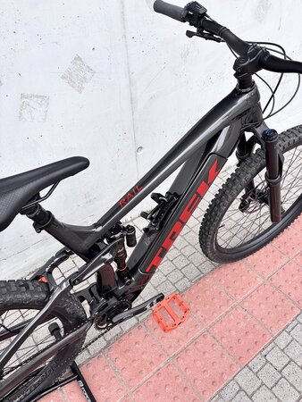 Testovaný elektrobicykel Trek Rail 9 GX AXS Gen 3 Matte Dnister Black 2023