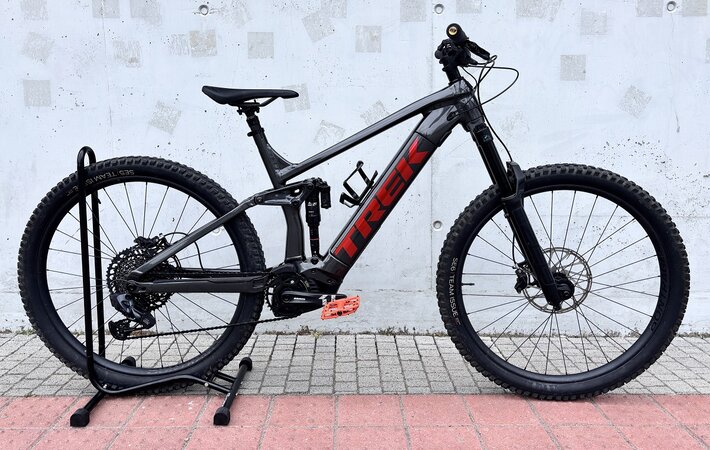 Testovaný elektrobicykel Trek Rail 9 GX AXS Gen 3 Matte Dnister Black 2023