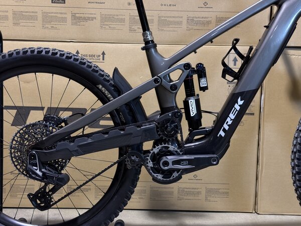 Testovaný elektrobicykel Trek Slash+ 9.9 X0 AXS T-Type Mercury 2025 T1