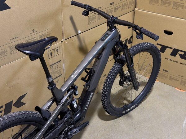 Testovaný elektrobicykel Trek Slash+ 9.9 X0 AXS T-Type Mercury 2025 T2