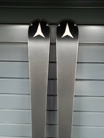 Používané lyže Atomic Redster G9 RS Red 21/22 T3 Používané lyže Atomic Redster G9 RS Red 21/22 T3