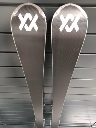 Používané lyže Völkl Flair SC Carbon 21/22 T1 Používané lyže Völkl Flair SC Carbon 21/22 T1