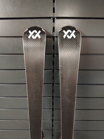 Testované lyže Völkl Racetiger SC 10 23/24 T2