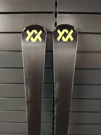 Testované lyže Völkl Racetiger SL 13 23/24 T2