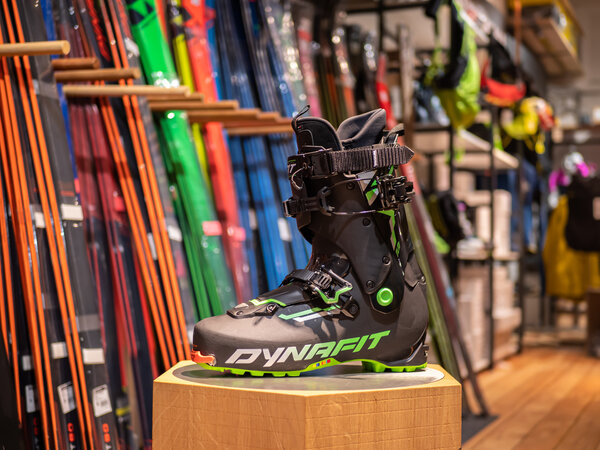 Skialpové lyžiarky Dynafit TLT8 Carbonio Black/Dna Green 20/21 Skialpové lyžiarky Dynafit TLT8 Carbonio Black/Dna Green 20/21