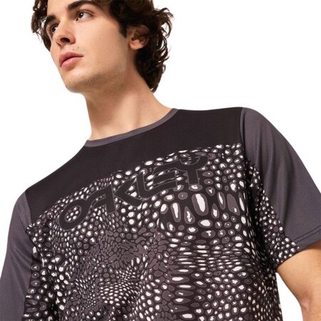 Tričko Oakley Maven Coast SS Jersey Distorted Frogskin Black Tričko Oakley Maven Coast SS Jersey Distorted Frogskin Black
