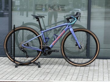 Testovaný bicykel Specialized Epic Hardtail Comp Gloss Blue Tint Carbon/Ion 2019